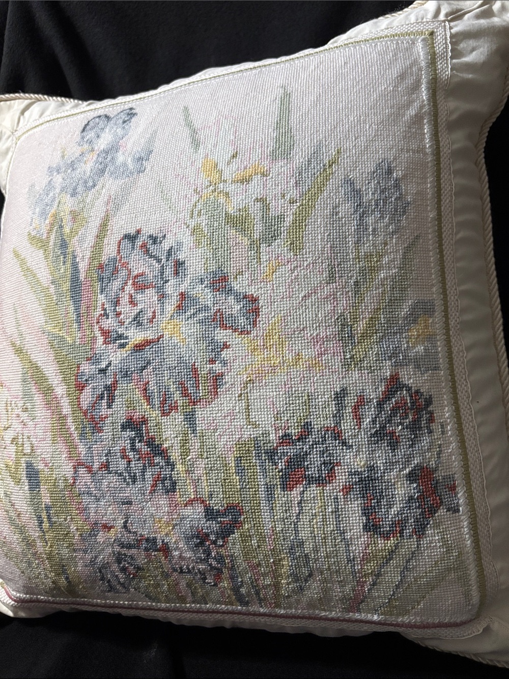 Vintage needlepoint pillow floral design 18x18 inch - Picture 2 of 9